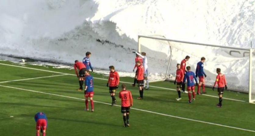 Απίστευτες εικόνες σε χιονισμένο γήπεδο στην Νορβηγία!