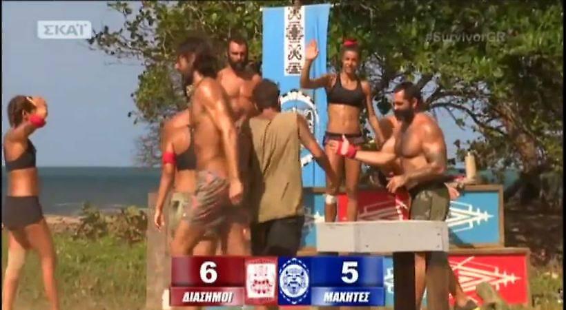 Αδιανόητο: Η Παπαδοπούλου περιμένει να της δώσουν το χέρι αλλά ΟΛΟΙ την αγνοούν (video)