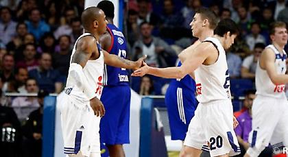 Έναν… πυροσβεστήρα για τον Κάρολ! (video)