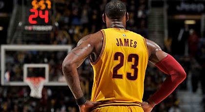 Στα… νύχια των Χοκς ο Λεμπρόν!