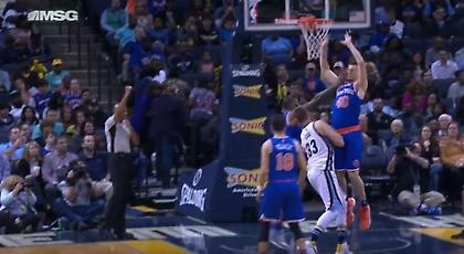 Πήγε να κάνει φάουλ και χτύπησε… συμπαίκτη του! (video)