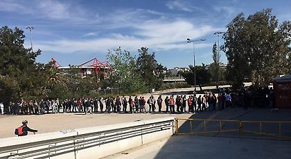 Ουρές στο ΣΕΦ για τα εισιτήρια με Εφές (pics)