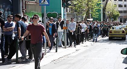 Μεγάλες ουρές και συνθήματα στη Λεωφόρο για Φενέρ (video)