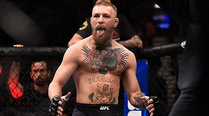 Πόζαρε… πάνω στο πανάκριβο αυτοκίνητό του ο ΜακΓκρέγκορ (pic)