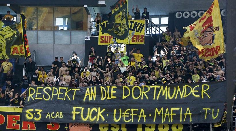Πανό υπέρ Ντόρτμουντ και κατά UEFA από οπαδούς του Άρη (pics)