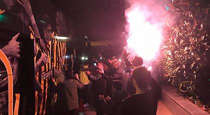 «Πάρτι» με οπαδούς έξω από το ξενοδοχείο της ΑΕΚ! (pics)
