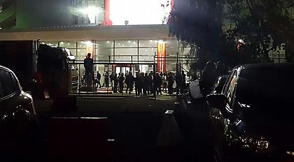 Αστυνομία: «Επίθεση οπαδών του Ολυμπιακού με ξύλα, πέτρες και φωτοβολίδες»