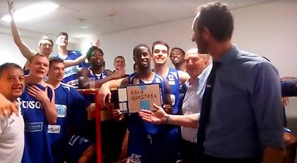 Καλή Ανάσταση στα ελληνικά από τους παίκτες της Όμπερβαρτ του Χουγκάζ