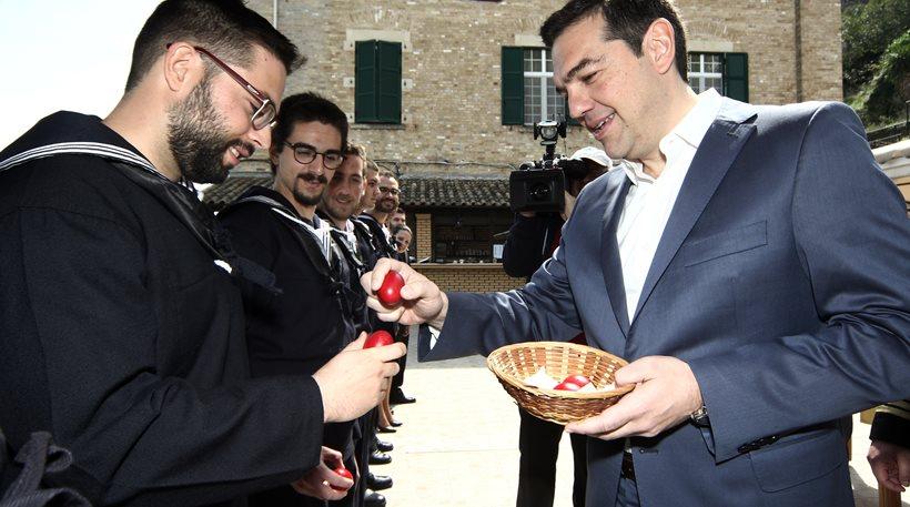 Τιμητική άδεια έταξε ο Τσίπρας στον ναύτη που του έσπασε το αβγό