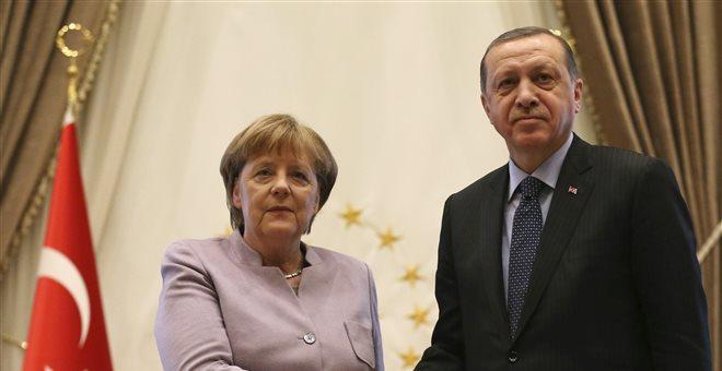 Έκκληση Μέρκελ σε Ερντογάν για «διάλογο με σεβασμό» μετά το δημοψήφισμα