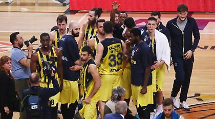 Αποθέωση για Φενέρ έξω από το ΟΑΚΑ (video)