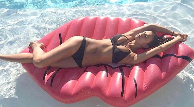 Η Ιρίνα Σάικ «ζαλίζει» με μαγιό έναν μήνα μετά τη γέννηση του παιδιού της (pic)