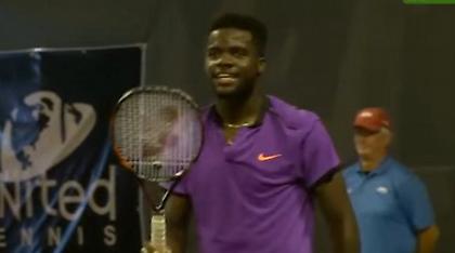 Ξεκαρδιστικό βίντεο: Πώς το θορυβώδες σεξ ενός ζευγαριού διέκοψε έναν αγώνα τένις