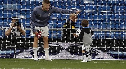 Αυτό είναι το ποδόσφαιρο: Οπαδοί της Μπάγερν αποθεώνουν τον μικρό Κρόος (video)