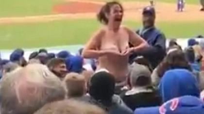 Μεθυσμένη οπαδός τα έδειξε σε όλη την εξέδρα (video)