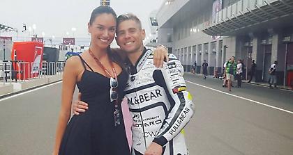 Πρόταση γάμου από καλλονή σε συν. Τύπου για αναβάτη του Moto GP (pics)