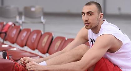 Εκτός ο Μιλουτίνοφ