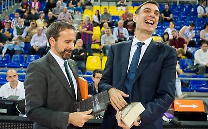 Αντάλλαξαν βιβλία οι προπονητές της ACB-Το γέλιο του Μπαρτζώκα στο δώρο του Πλάθα (video)