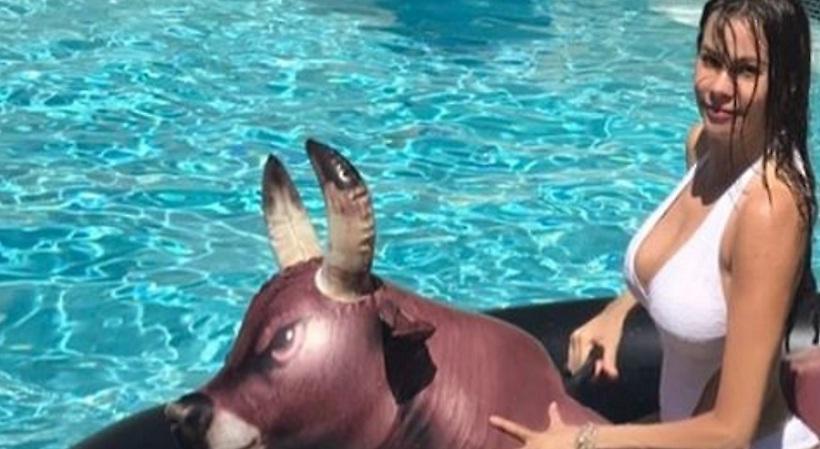 Η «καυτή» τούμπα της Σοφία Βεργκάρα στην πισίνα (pic/video)