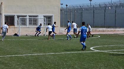 Κρατούμενοι και άστεγοι έπαιξαν ποδόσφαιρο στις φυλακές Δομοκού