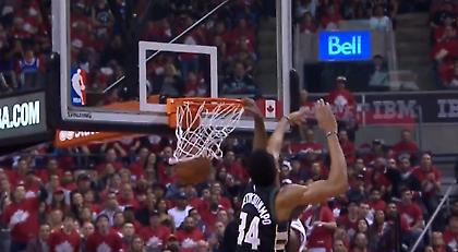 Οι Ράπτορς κάρφωσαν τους Μπακς στο Top 5 (video)