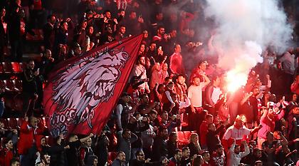 Οπαδοί του Ολυμπιακού σε παίκτες: «Να ματώσετε τη φανέλα που φοράτε»