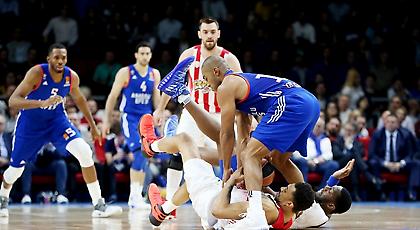 Η προκλητική μπλούζα των οπαδών της Εφές (pic)