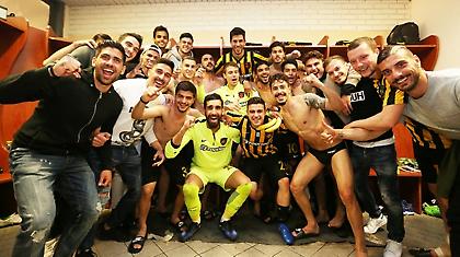 Πάρτι στα αποδυτήρια της ΑΕΚ (pics)