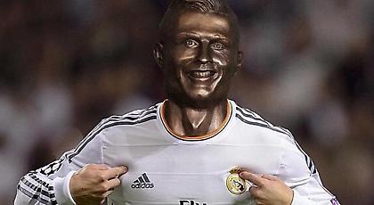 ΘΑ ΚΛΑΨΕΤΕ: Ο Αλμέιδα έγινε προτομή αλά... Ρονάλντο (pic)