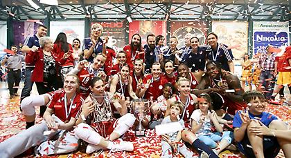 Back to back νταμπλ για τον Ολυμπιακό με… σκούπα!