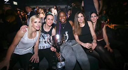 Το... σήκωσαν και στα μπουζούκια οι γυναίκες του Ολυμπιακού! (pics)