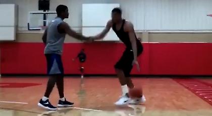 Ο Αντετοκούνμπο «γλεντά» αντίπαλο σε μονό (video)