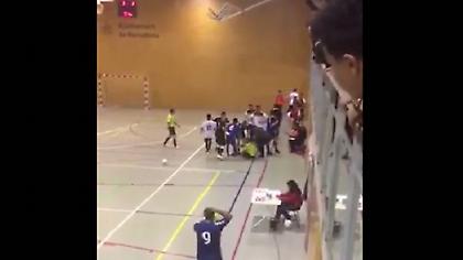 Παίκτης ξάπλωσε διαιτητή με... γροθιά (video)