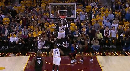 ΑΠΙΣΤΕΥΤΟ κάρφωμα από Λεμπρόν (video)