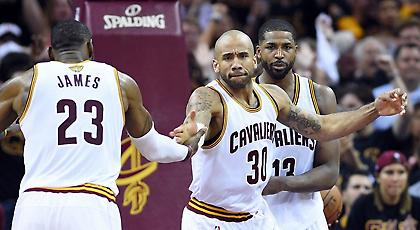 Ο Λεμπρόν πληρώνει για τον φασαριόζο Τζόουνς (video)