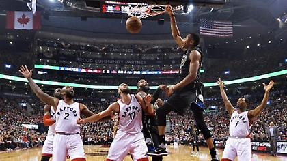 Στο Top 10 καρφωμάτων και μπλοκ του πρώτου γύρου ο Giannis (video)