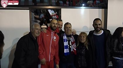 Μοίρασαν αυτόγραφα σε φίλους της Εφές οι παίκτες του Ολυμπιακού (video)