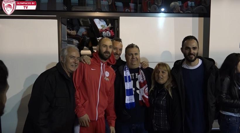 Μοίρασαν αυτόγραφα σε φίλους της Εφές οι παίκτες του Ολυμπιακού (video)