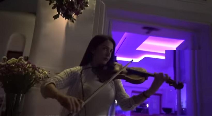 Μύκονος: Η καλλονή με το βιολί που μαγνητίζει τα βλέμματα - Η άγνωστη ιστορία της