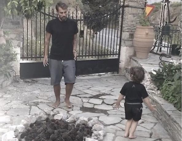 Στέλιος Χανταμπάκης: Το βίντεο με τον γιο του μετά την διαγραφή των αναρτήσεων με τα παιδιά του