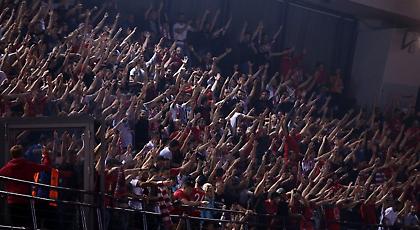 Καυτή ατμόσφαιρα στο ΣΕΦ από τους οπαδούς του Ολυμπιακού (video)