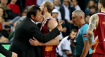 Παραλίγο να πιαστεί στα… χέρια με τον διαιτητή ο Αταμάν! (video)