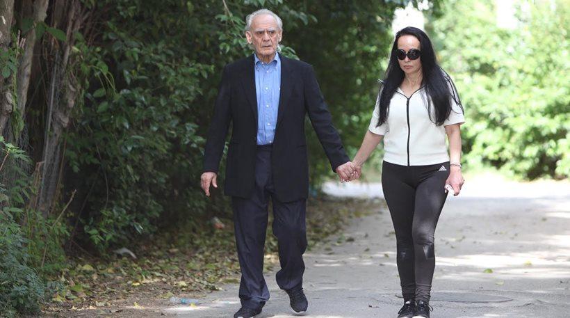 Χέρι-χέρι με τη Βίκυ ο Άκης πήγε το παιδί του στο σχολείο