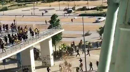 Μικρά παιδιά έκλαιγαν στις αγκαλιές των γονιών τους λόγω των δακρυγόνων