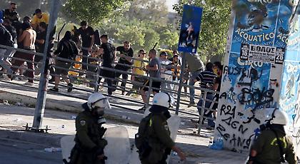 ΑΠΙΣΤΕΥΤΟ: Τελείωσαν το ξύλο μεταξύ τους και μετά… έδωσαν τα χέρια και αγκαλιάστηκαν!