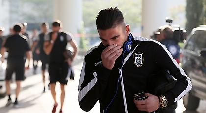 Παίκτες του ΠΑΟΚ  με τις μπλούζες στο πρόσωπο για να προστατευθούν από τα δακρυγόνα