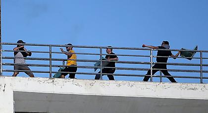 Απίστευτη φωτογραφία: Έπαιζαν ξύλο... πάνω από τους αστυνομικούς!