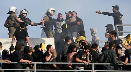 Εστία φωτιάς σε κερκίδα που κάθονται οπαδοί της ΑΕΚ