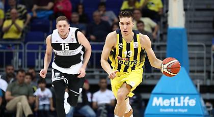 Άνετα και με Σλούκα οδηγό η Φενέρ, αγκαλιά με την πρωτιά