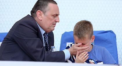 Φωτογραφίες-σοκ: Ο Στράτος προστατεύει τον γιο του από τα δακρυγόνα, ενώ οι οπαδοί πλακώνονται…